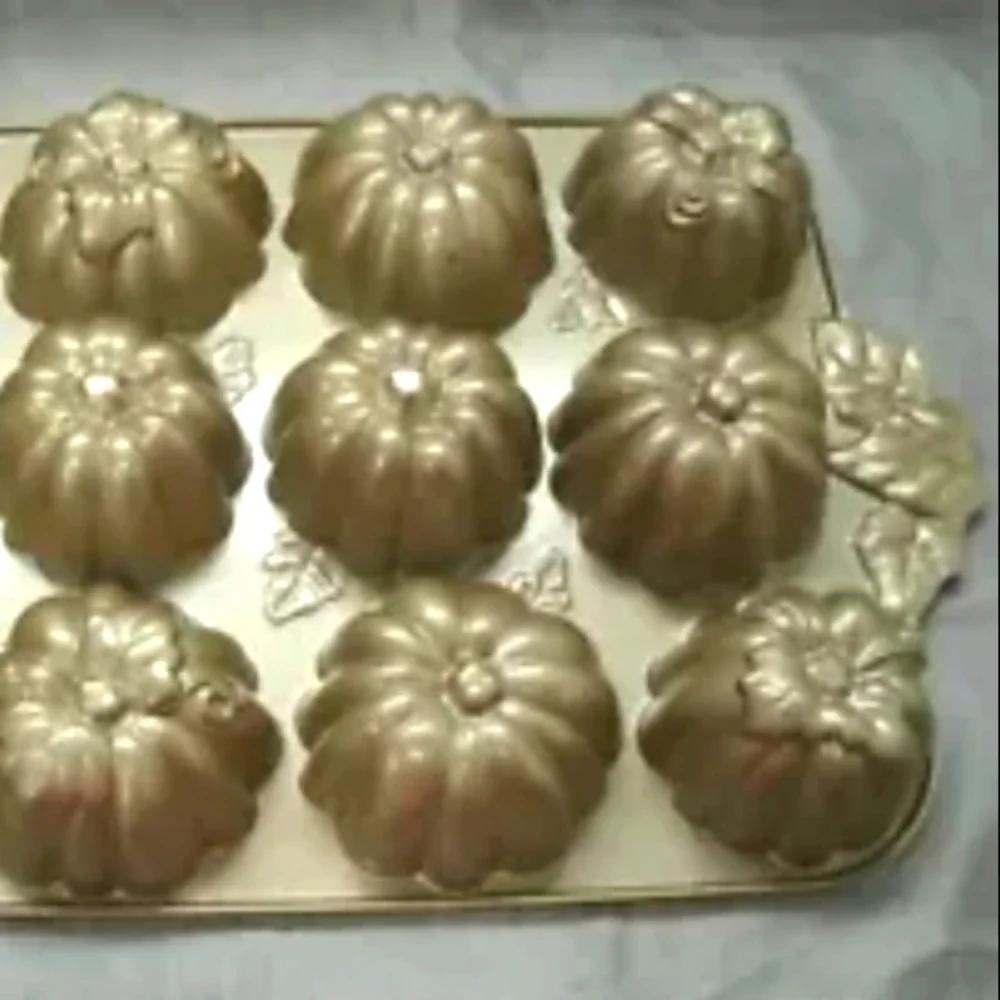Nordic Ware PUMPKIN PATCH 12-Cavity Cakelet/Muffin Mold/Pan